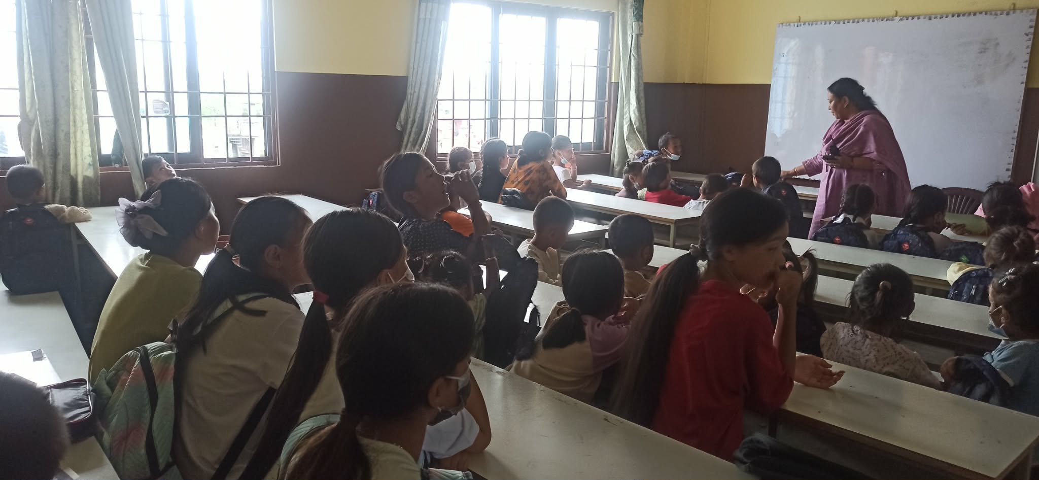 गीतामाताको सभाहलमा विद्यार्थी  